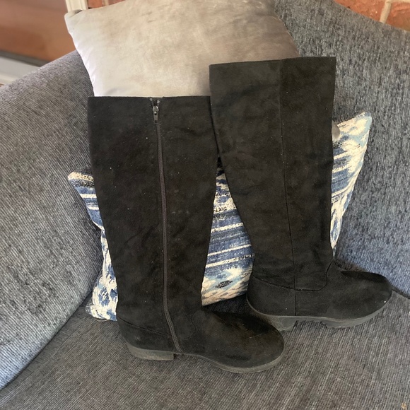 Black boots - Picture 1 of 1